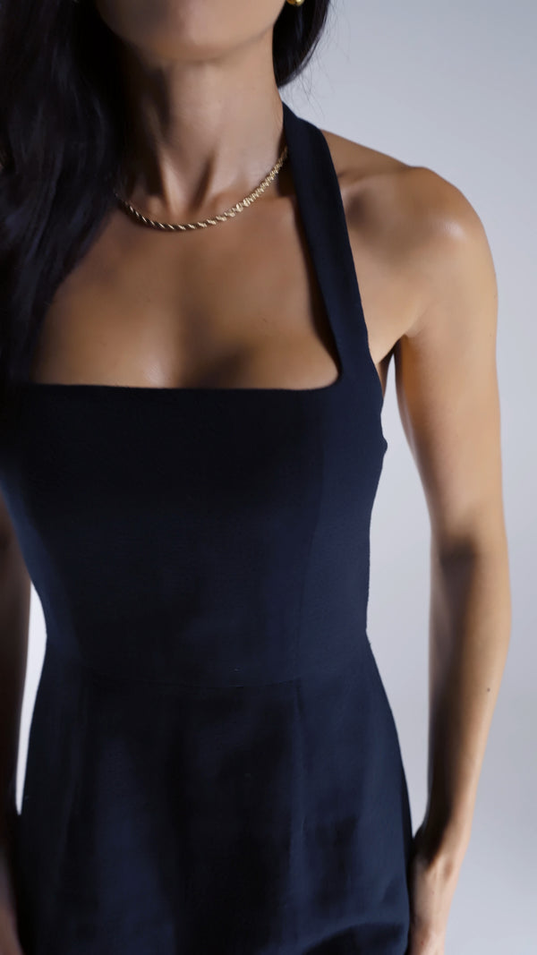Robe courte structurée dos nu en lin noir – par EXCUS paris