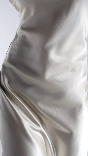 Robe longue en satin couleur dorée or champagne, dos nu, bretelles croisées – par EXCUS paris