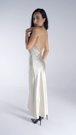 Robe longue en satin couleur dorée or champagne, dos nu, bretelles croisées – par EXCUS paris