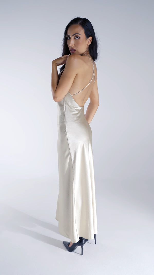 Robe longue en satin couleur dorée or champagne, dos nu, bretelles croisées – par EXCUS paris