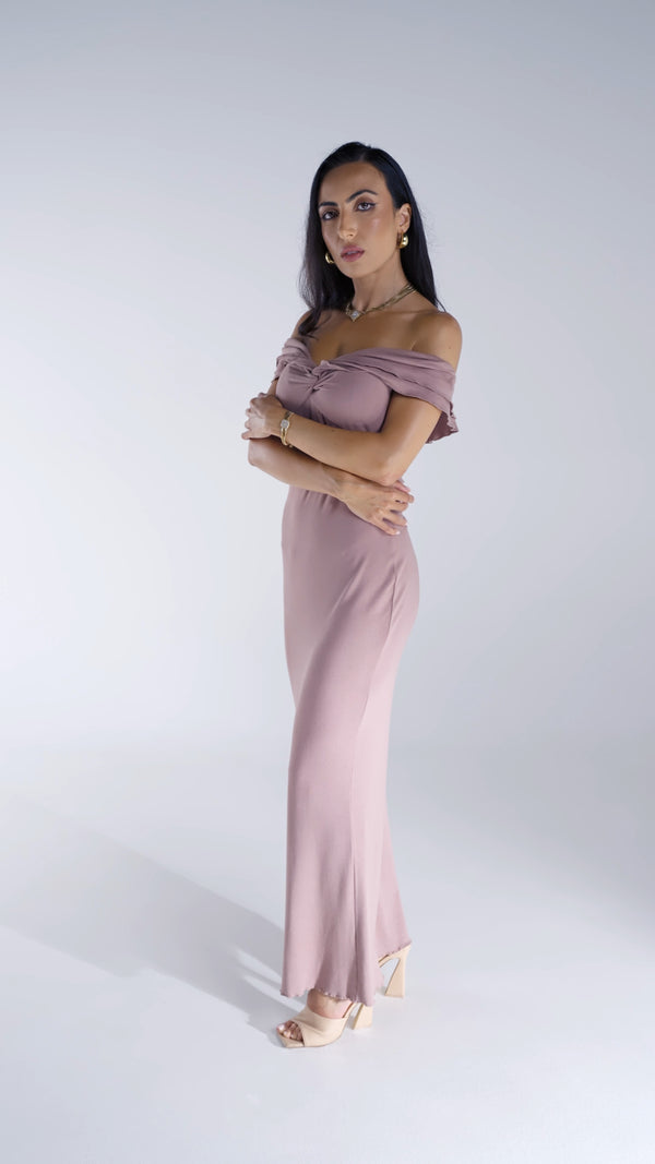 Robe longue moulante épaules dénudées couleur marron chocolat – par EXCUS paris