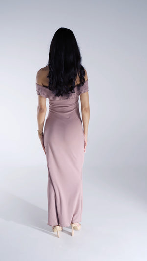 Robe longue moulante épaules dénudées couleur marron chocolat – par EXCUS paris