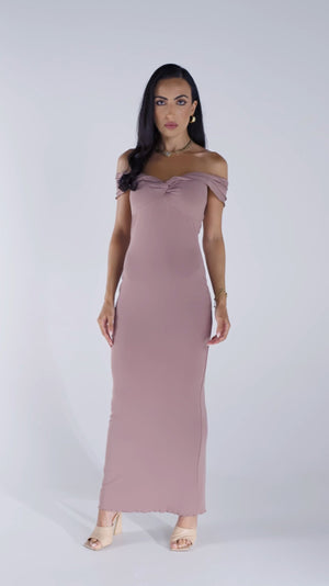 Robe longue moulante épaules dénudées couleur marron chocolat – par EXCUS paris