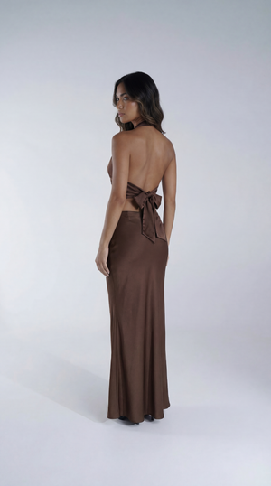 Ensemble deux pièces satin soirée haut dos nu jupe longue asymétrique couleur marron chocolat Excus Paris